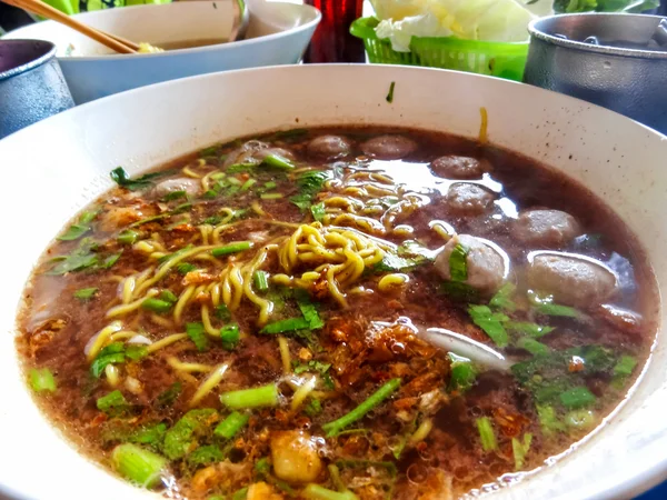 Thailändisches Essen, gelbe Nudelsuppe, Streetfood — Stockfoto