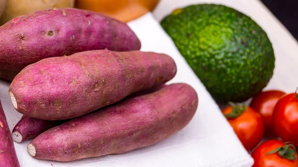 Japanse zoete aardappel met avocado en tomaat — Stockfoto