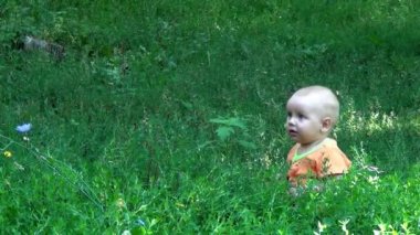 Parkta çim üzerinde küçük bir çocuk