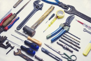 Beyaz bir arka plan üzerinde inşaat farklı araçlar