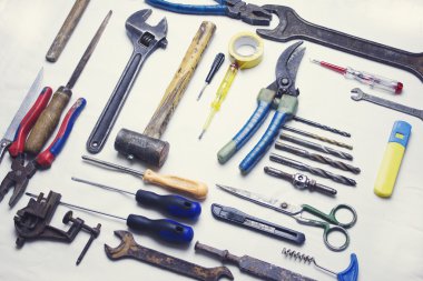 Beyaz bir arka plan üzerinde inşaat farklı araçlar