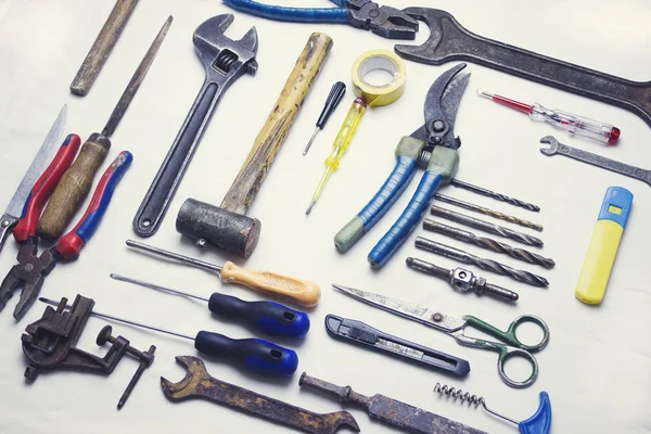 Beyaz bir arka plan üzerinde inşaat farklı araçlar