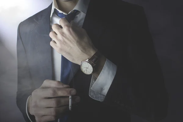 Man slips hand cigarett — Stockfoto