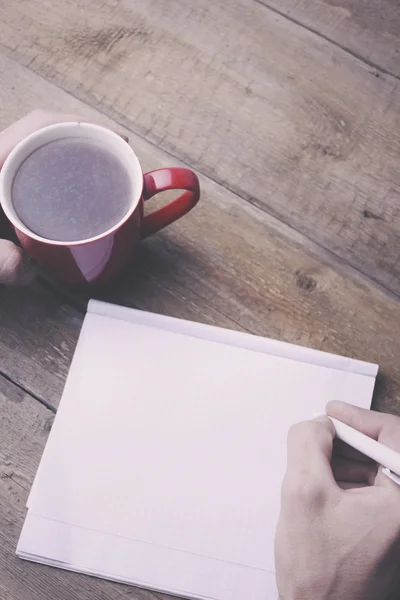 Hombre escribiendo en papel —  Fotos de Stock