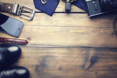 adam ahşap masa üzerinde zarif aksesuarları