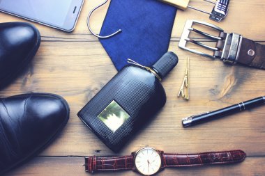 adam ahşap masa üzerinde zarif aksesuarları