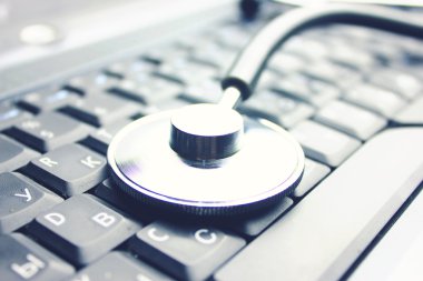 dizüstü bilgisayarda stetoskop