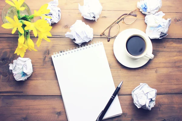 커피, 펜, 메모장, 종이, 유리 및 테이블에 꽃 — 스톡 사진