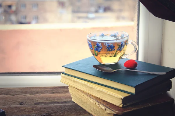 Tè su libri su finestra — Foto Stock