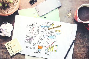 çalışma tablosu üzerinde farklı ofis aksesuarları