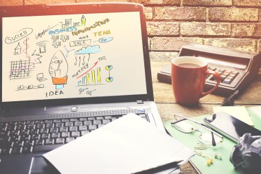 Kağıt defter, kahve ve tablo hesap makinesi