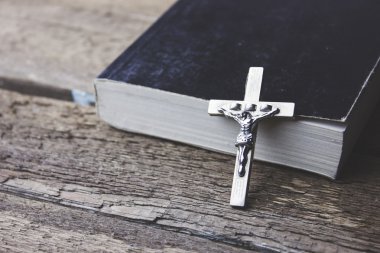 kitap arka plan üzerinde çapraz