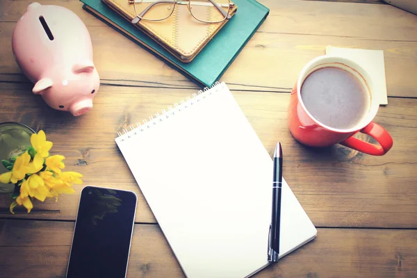 Papel, café, telefone, flor na mesa — Fotografia de Stock