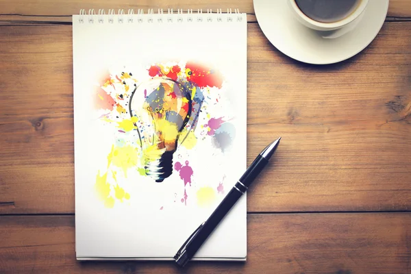 Notebook, penna och kaffe på bordet — Stockfoto