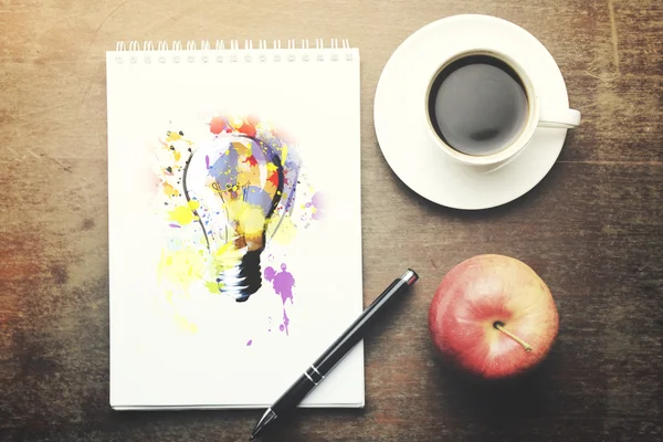 紙、ペン、コーヒー、テーブルの上のリンゴ — ストック写真