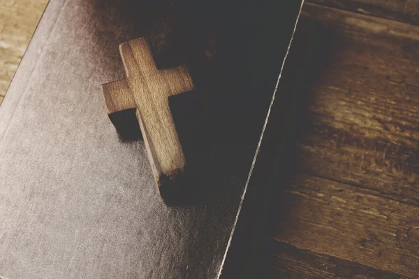 Крест на книжном фоне — стоковое фото