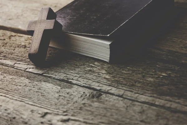 Cross on the  book background — Stock Photo, Image