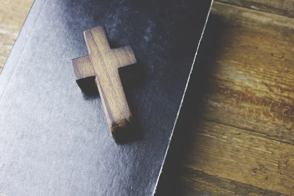 Крест на книжном фоне — стоковое фото