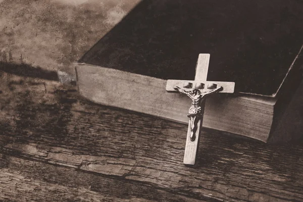 Kříž na pozadí knihy — Stock fotografie