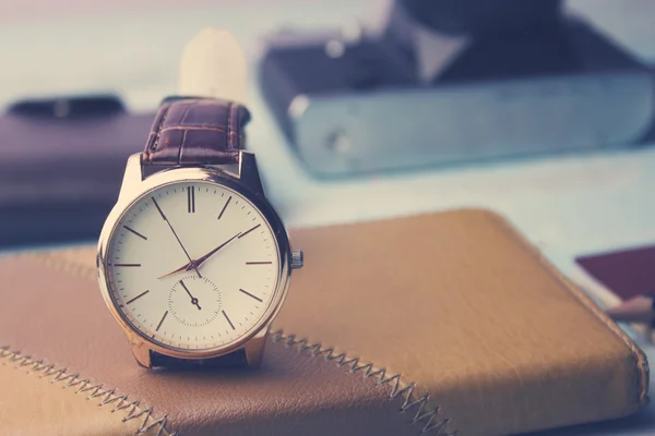 Accesorios de los hombres-reloj, portátil y cámara — Foto de Stock