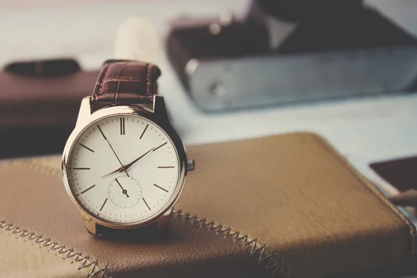 Hommes accessoires-montre, ordinateur portable et appareil photo — Photo