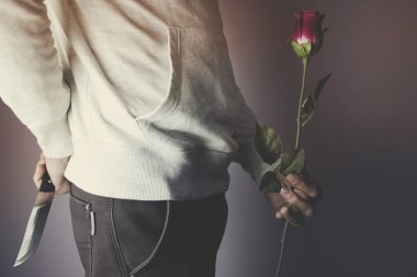 adam el bıçak ve gül