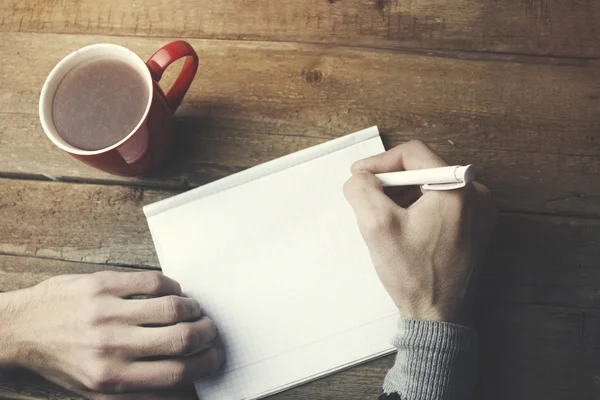 Hombre escribiendo en papel —  Fotos de Stock