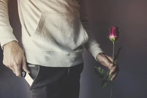 Чоловік ручний ніж і троянда — стокове фото