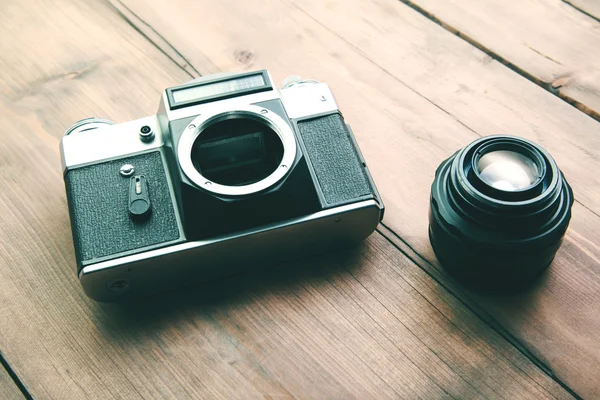 Antigua cámara y lente — Foto de Stock