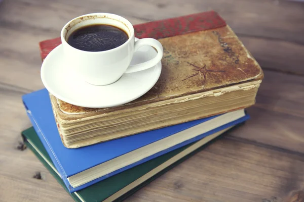 Libri e caffè sul tavolo — Foto Stock