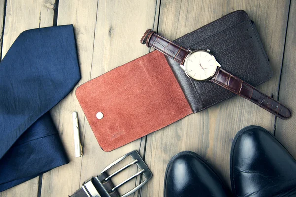 Галстук, обувь, бумажник, часы и ремень — стоковое фото