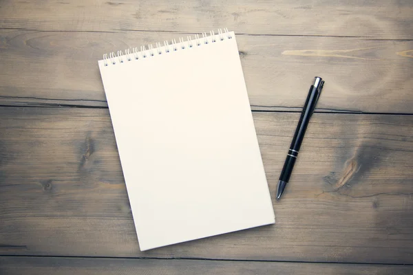 Cuaderno y pluma en la mesa — Foto de Stock