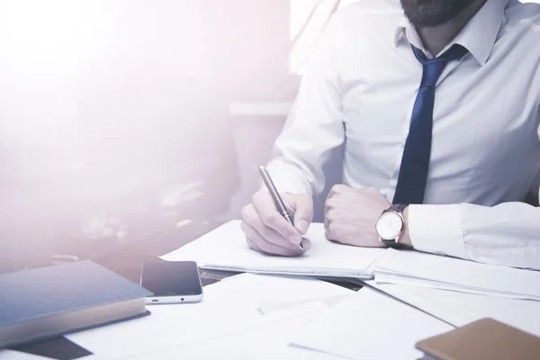 Hombre de negocios trabajando — Foto de Stock