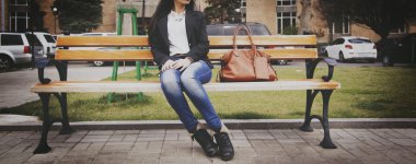 Bankta oturan kadın