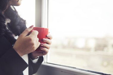 Kupası kullanan kadın