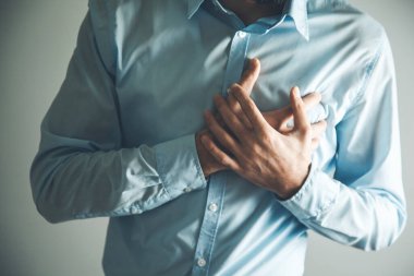 İş adamı kalbini tutar. 