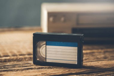 Masa arkasındaki video kasedi