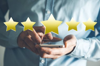 Ekranda yıldızlar olan erkek cep telefonu.