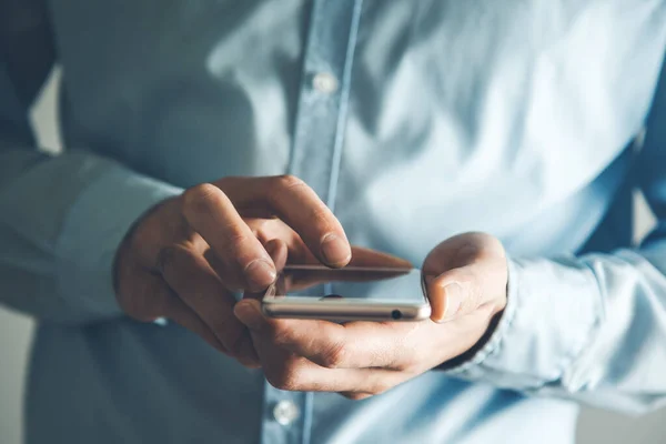 Hombre Joven Mano Teléfono Inteligente — Foto de Stock