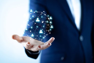 Adam ekranda insanlara ağ uzatıyor