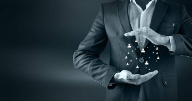 Adam ekranda insanlara ağ uzatıyor