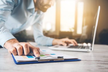 grafikte klavyeyle çalışan adam