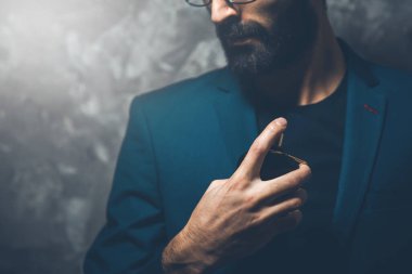 Erkek eli parfümü koyu arkaplanda