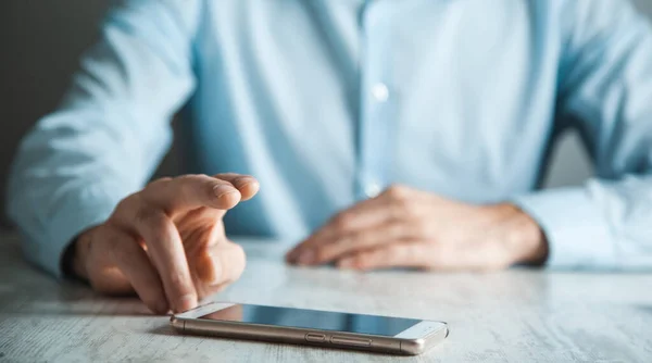 Hombre Mano Teléfono Inteligente Con Fnger Tocar Pantalla —  Fotos de Stock