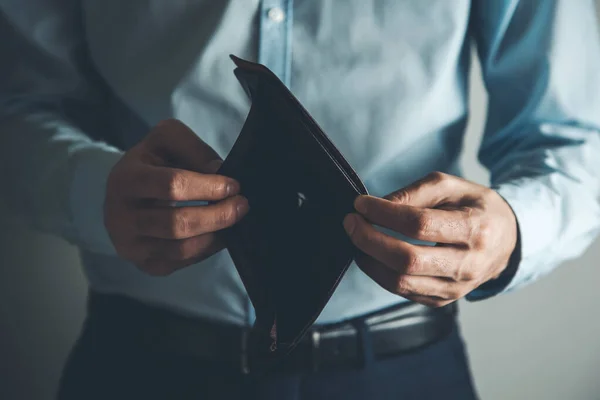 Mann Reicht Leere Brieftasche Auf Dunklem Hintergrund — Stockfoto