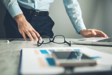 Ofisteki adam eli bilgisayar klavyesi