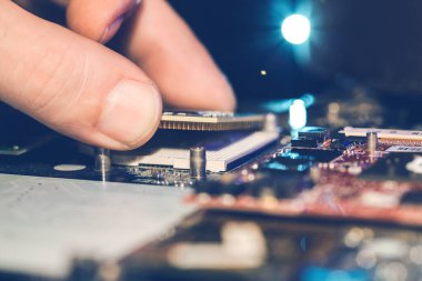 insan eli mikroçip yeşil işlemci