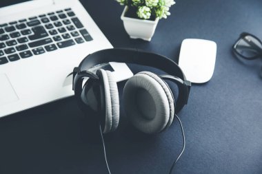 kulaklık ve klavye masanın üstünde!