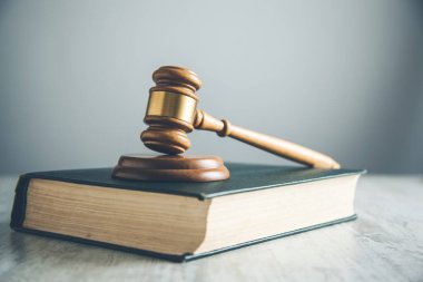 Yargıç masadaki kitaba göre