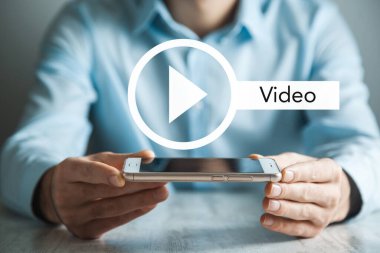 Adam video işareti telefon ekranına dokunuyor